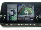 まるで空から見下ろしたかのような映像を映し出すアラウンドモニターだから、車庫入れもラクラクです!