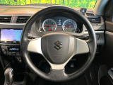 インテリアに合わせたデザインのステアリングは、運転される方のことも考え、運転しやすい形状、大きさです。是非一度、実際に触ってお確かめください。