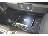 ワイヤレス充電搭載!対応した機器を置くだけで充電することが可能です!