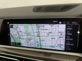 【純正ナビゲーション】BMWのナビゲーションは操作性も良く、詳細な地図情報と交通状況を見やすく表示し、快適なドライビングをサポートしながら目的地までナビゲートします。