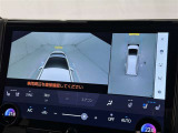 パノラミックビューモニターを装備。駐車場や交差点でクルマを真上から見るように周囲を確認できます。機能の詳細は販売店スタッフまでおたずねください。