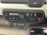 運転席にはシートヒーターが付いています!寒い日に便利な装備ですね。
