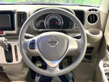 インテリアに合わせたデザインのステアリングは、運転される方のことも考え、運転しやすい形状、大きさです。是非一度、実際に触ってお確かめください。