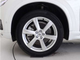6スポークタービン8.0J&times;19インチシルバーアルミホイール。衝突回避・被害軽減ブレーキシステムやパイロット・アシストなど、数多くの先進安全・運転支援機能を標準装備。