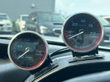 【defiブーストメーター】コックピットのスポーティさも増す人気の装備。車両から得られる情報も増え、走りに必要な情報が一目で分かります。