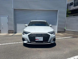 車両正面 シングルフレームグリルの中に輝くフォーリングス遠くからでもアウディ車だと見分けることができます。