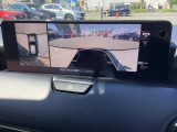 狭い場所での駐車やすれ違いなどでより的確な運転操作に役立つ360&deg;ビューモニターが装備されています。