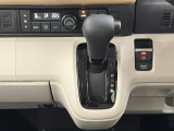 CVT車のセレクトレバーです。低速から高速まで、変速ショックのないスムーズな走りと、エンジン効率のよい領域を維持して燃費にも貢献します。サイドブレーキはスイッチ操作の電子制御パーキングブレーキ。