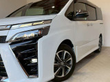 明るく省電力なLEDヘッドライトを装備。夜間走行時の視認性を高め、安全運転をサポートします。シャープな光でフロントフェイスの印象もスタイリッシュです。