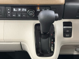 CVT車のセレクトレバーです。低速から高速まで、変速ショックのないスムーズな走りと、エンジン効率のよい領域を維持して燃費にも貢献します。サイドブレーキはスイッチ操作の電子制御パーキングブレーキ。