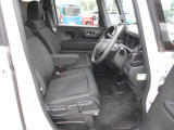 体が沈み込まないちょうどいい固さのシートなので、長時間の運転も疲れづらいんですよ♪足元もすっきりと広いです!