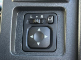 【電動格納ミラー】サイドミラーは電動格納式となっており、狭い駐車場でもキズがつくリスクを抑えられます。