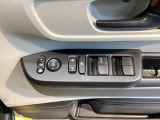 電動格納式リモコンドアミラーと、パワーウィンドウスイッチ等は運転席ドアにあります。