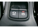 「P」ポジションに入れると自動で作動。「HOLD」スイッチを押し、システムONの状態にしておくことで、渋滞や信号待ちなどでブレーキを踏んで停車したときにブレーキを保持。アクセルを踏むと解除。