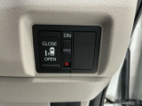 【パワースライドドア】助手席側がパワースライドドアになっており、運転席のスイッチやスマートキーでも開閉が可能です!開口部も広いので乗り降りも楽々♪
