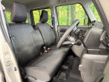 運転席まわりには十分なスペースがあり、大柄な方でもゆったり運転していただける環境です。