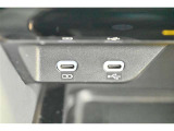 充電用USB端子付き。スマートフォンなどの充電に便利です。