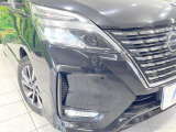 【LEDヘッドライト】悪天候や夜間走行時も良好な視界を確保し安心して運転できる高輝度LEDヘッドライトを装備!点灯速度が早く、消費電力も抑えられています。