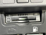【ETC】有料道路を利用する際に料金所で停止することなく通過できる、ETC車載器(ノンストップ自動料金収受システム機器)が装備されています。セットアップを行うことで利用可能になります。