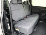 スライド機能付きの『2列目シート』です、乗られている人数や載せるお荷物で調整が出来てとても便利ですね!