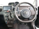 シンプルな飽きのこないデザインの運転席まわりです。