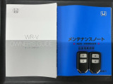 スマートキーは鍵をバッグに入れたままでもドアロックの開閉やエンジンのON・OFFができます。夜間や雨の日も鍵を探さなくて良いので便利です。