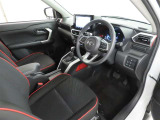 シンプルで使いやすいデザインの運転席です。