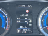 スピードメーター上に運転をサポートする様々な情報を表示してくれます。