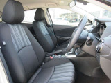 正しい姿勢で運転できるように体幹の腰部をしっかりささえるようデザインされているシートです。素材、シート形状を研究することでフィット感を高めつつ、優れた快適性を実現しています。