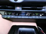 左右独立温度コントロールオートエアコンです。運転席、助手席それぞれで独立して温度設定ができます。冷え性の方が乗っても安心ですね♪