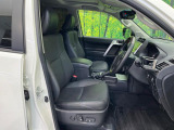 運転席まわりには十分なスペースがあり、大柄な方でもゆったり運転していただける環境です。