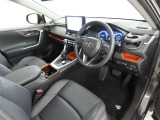 シンプルで使いやすいデザインの運転席です。