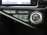 オートエアコンを装備しておりますので、四季を通じて車内を快適な温度に保つことが出来ます!高級感が有りますね!