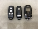 スマートキー付きですからドアロックの開閉およびエンジンスタートが楽々です。電動スライドドアの開け閉めもボタンで操作できます。加えて、リモコンエンジンスターター用の操作キー(社外品)もついています。