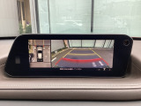 狭い場所での駐車やすれ違いなどでより的確な運転操作に役立つ360&deg;ビューモニターが装備されています。