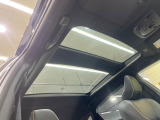 【パノラマルーフ】大型のガラスルーフ搭載で車内の解放感が一気にアップ!開放的なドライブをお楽しみいただけます。
