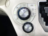 【オートエアコン】一度お好みの温度に設定すれば、車内の温度を検知し風量や温度を自動で調整。暑い&hellip;寒い&hellip;と何度もスイッチ操作をする必要はありません。快適な車内空間には必須の機能ですね♪