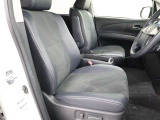 運転席・助手席まわりです。ゆったりと座って頂けるシートで快適です。