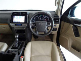 革巻きステアリングで快適な操作性の運転席です。