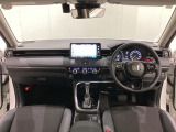 車内は光触媒抗菌消臭施工済です。スタイリッシュなデザインでスポーティなインパネ周りを演出します。グローブボックスやカップホルダーのほかにトレーなどたくさんの収納スペースが付いています。