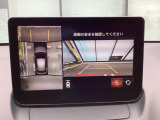 狭い場所での駐車やすれ違いなどでより的確な運転操作に役立つ360&deg;ビューモニターが装備されています。