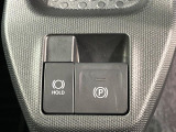 【電動パーキングブレーキ】パーキングブレーキは便利な電動式!ボタン一つで操作でき、アクセルを踏めば自動で解除されます♪レバーやペダルが無いので運転席廻りもすっきりしますね♪
