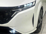 【LEDヘッドライト】悪天候や夜間走行時も良好な視界を確保し安心して運転できる高輝度LEDヘッドライトを装備!点灯速度が早く、消費電力も抑えられています。