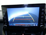 バックガイドモニター付き。車両後方の映像をナビ画面に表示し、駐車などの後退操作をサポートします。