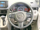 インテリアに合わせたデザインのステアリングは、運転される方のことも考え、運転しやすい形状、大きさです。是非一度、実際に触ってお確かめください。