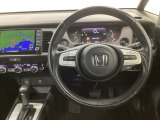 【ハンドル】運転にかかわる様々な操作を安全に行えるように視点移動が少なく操作性に配慮されたスイッチ類が凝縮されたコックピットです。