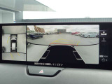 【360&deg;ビューモニター/シースルービュー】駐車が苦手な方も、これがあれば安心です!狭い駐車場や花壇などがあって心配な駐車シーンでも、死角がなく安全が確保できます♪