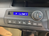 オートエアコンで、毎日のドライブを快適に。温度、風量を自動で調整し、理想的な車内環境を提供します。プラズマクラスター技術搭載の、フルオートエアコン。空気の浄化や脱臭に効果があります。