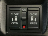 【両側パワースライドドア】両側がパワースライドドアになっており、運転席のスイッチやスマートキーでも開閉が可能です!開口部も広いので乗り降りも楽々♪