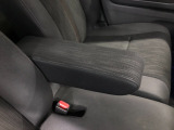 【アームレスト】運転時の疲労軽減にもなるアームレストがついています!